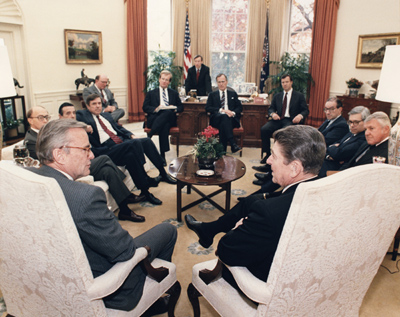 ประธานาธิบดี Reagan รองประธานาธิบดี Bush และประธาน Fed Alan Greenspan ประชุมที่ห้อง Oval Office วันที่ 19 ตุลาคม 1987