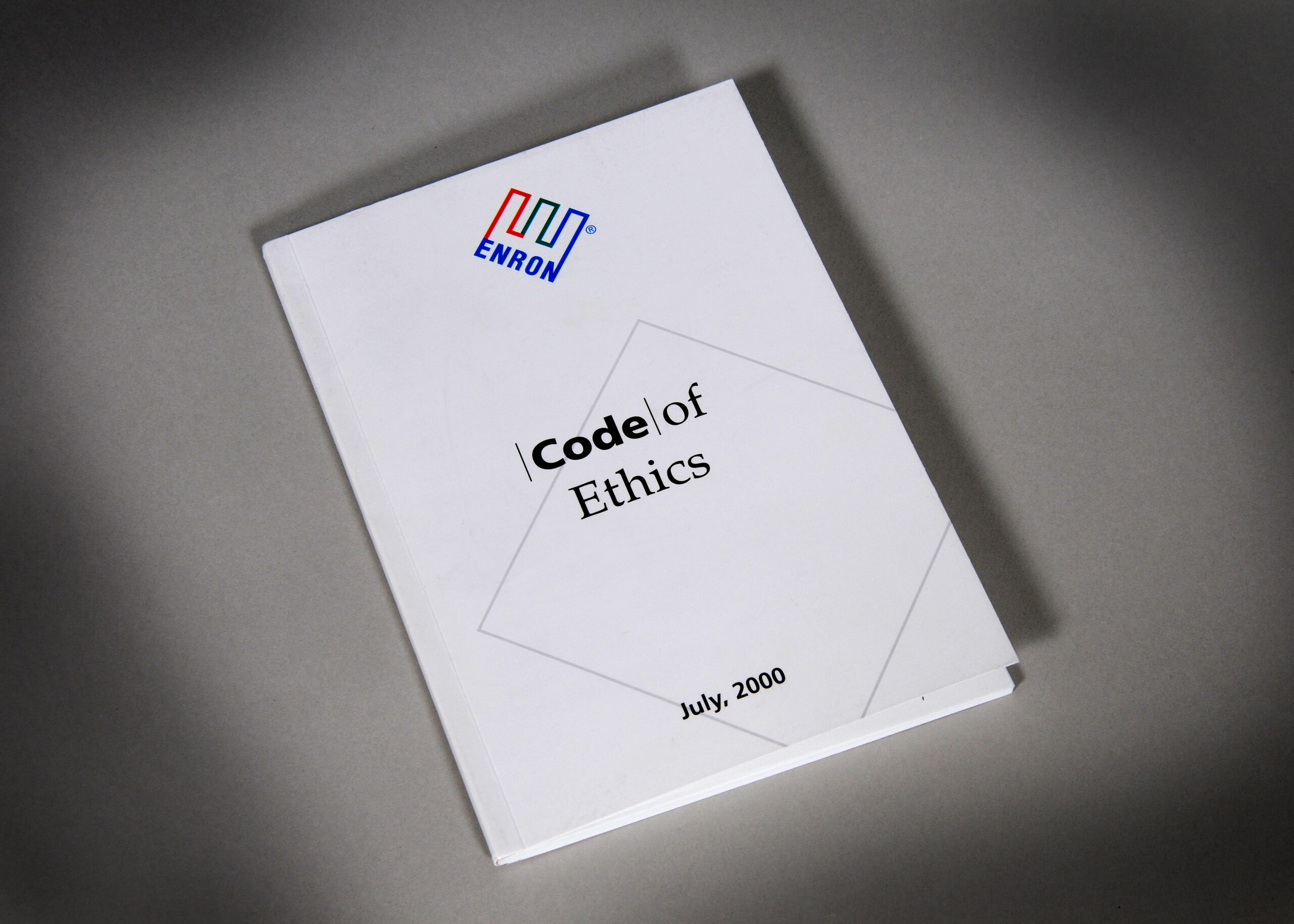 หนังสือ Code of Ethics ของ Enron หลักฐานจาก FBI ที่แสดงความย้อนแย้งของบริษัทที่มีจรรยาบรรณเป็นลายลักษณ์อักษร แต่ฉ้อโกงบัญชีครั้งใหญ่ที่สุดครั้งหนึ่งในประวัติศาสตร์