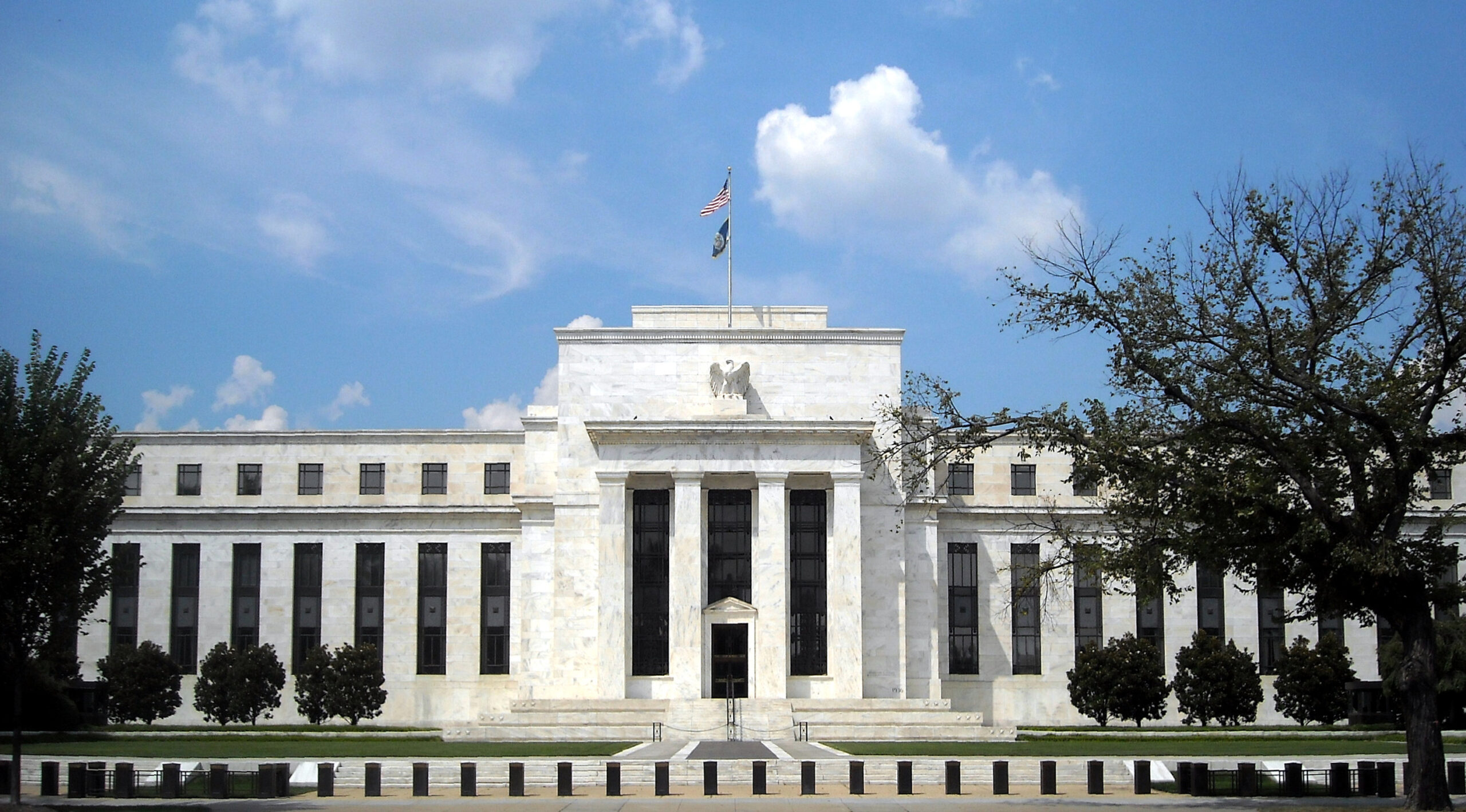 อาคาร Federal Reserve ที่กรุงวอชิงตัน ดี.ซี. หน่วยงานที่ตัดสินใจเรื่องมาตรการช่วยเหลือระบบธนาคารช่วงวิกฤต 2008 ฉากหลังของ Wall Street: Money Never Sleeps