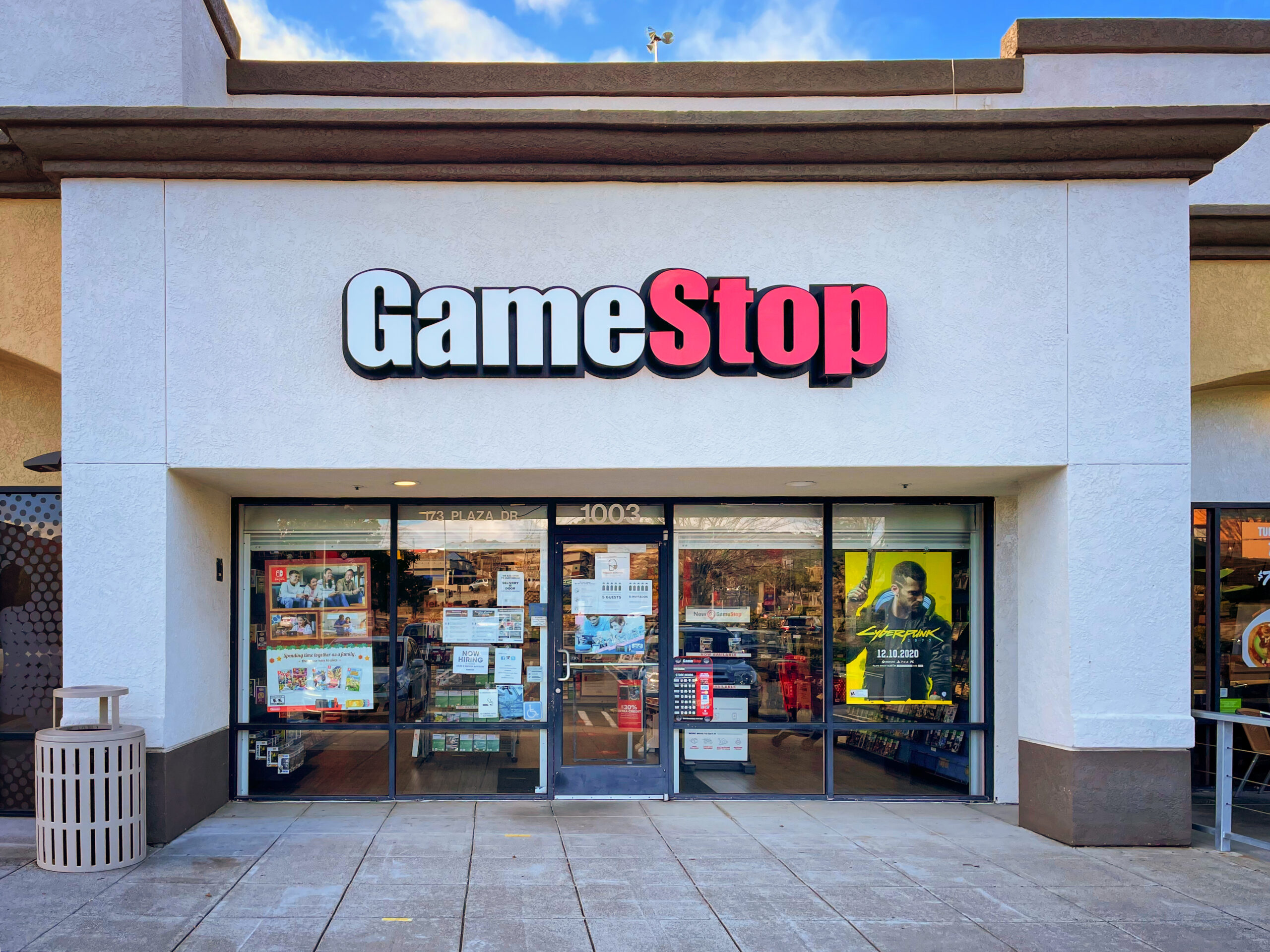 ร้านค้า GameStop สาขาในสหรัฐฯ หุ้นตัวเอกของปรากฏการณ์ short squeeze ปี 2021 ที่หนัง Dumb Money เล่า