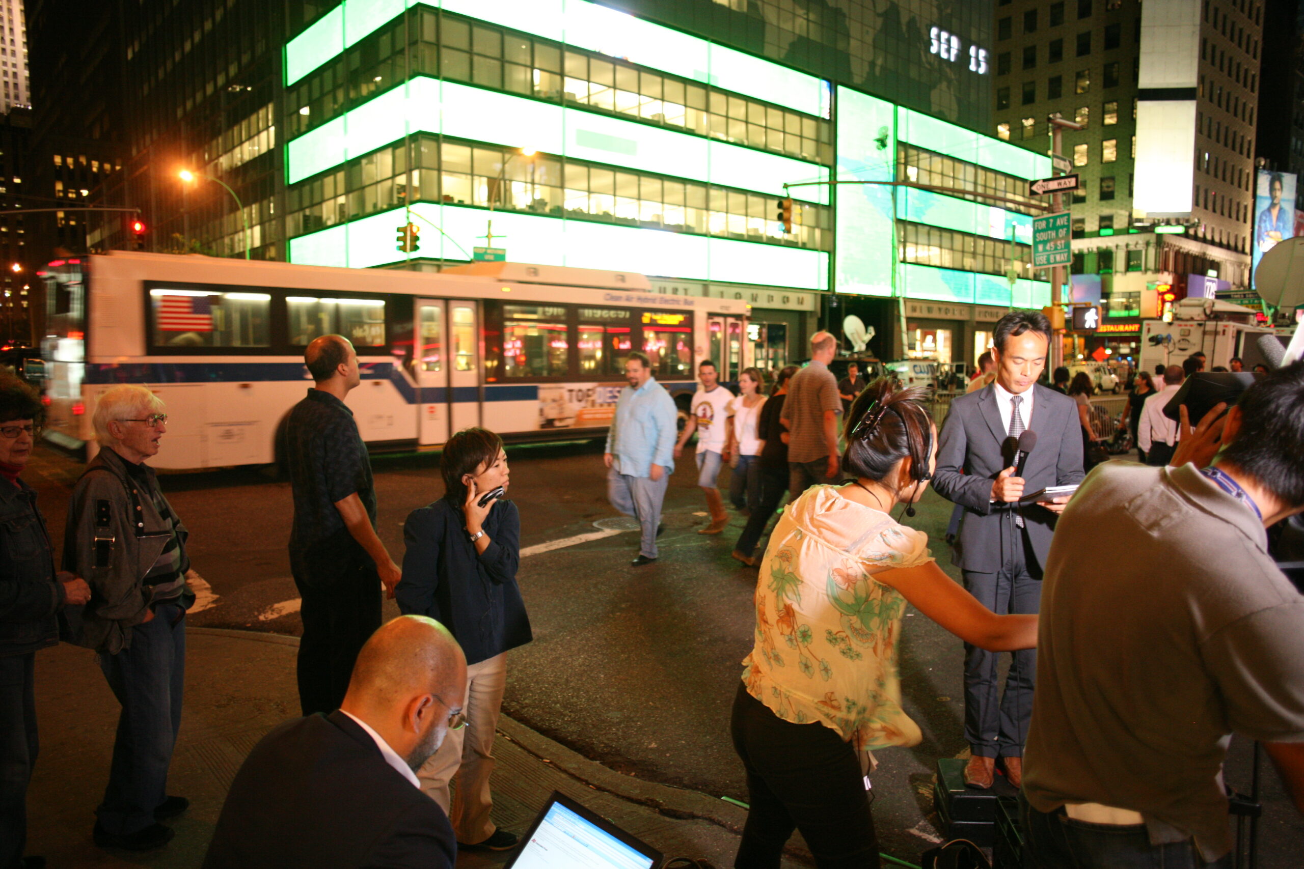 สำนักงานใหญ่ Lehman Brothers ในนิวยอร์ก ถ่ายวันที่ 15 กันยายน 2008 วันที่บริษัทยื่นล้มละลาย จุดเริ่มต้นวิกฤตการเงินที่สารคดี Inside Job เจาะลึก
