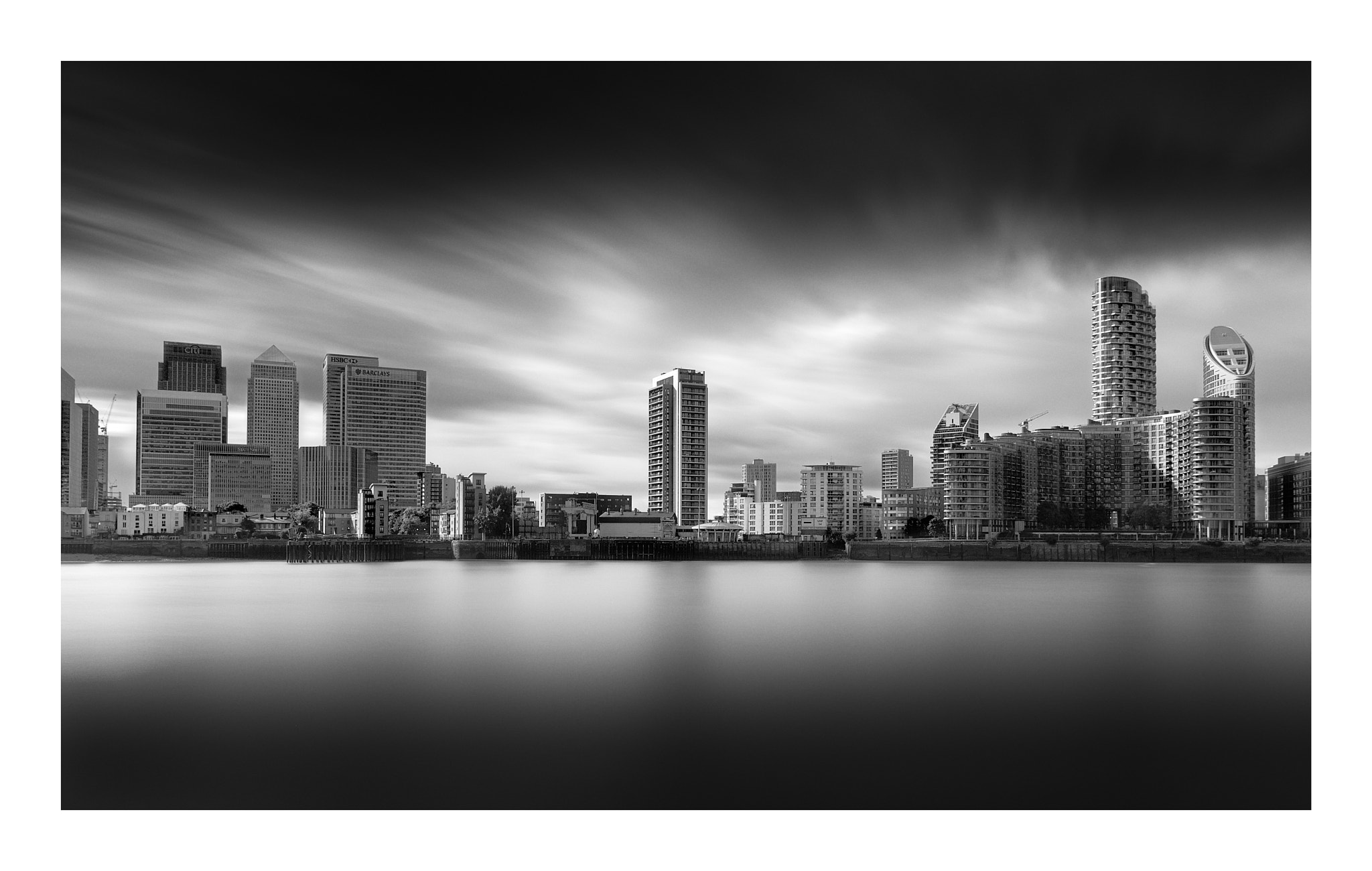 เส้นขอบฟ้าย่านการเงินลอนดอน รวม Canary Wharf ที่เป็นฉากหลังของธนาคารเพื่อการลงทุนในซีรีส์ Industry