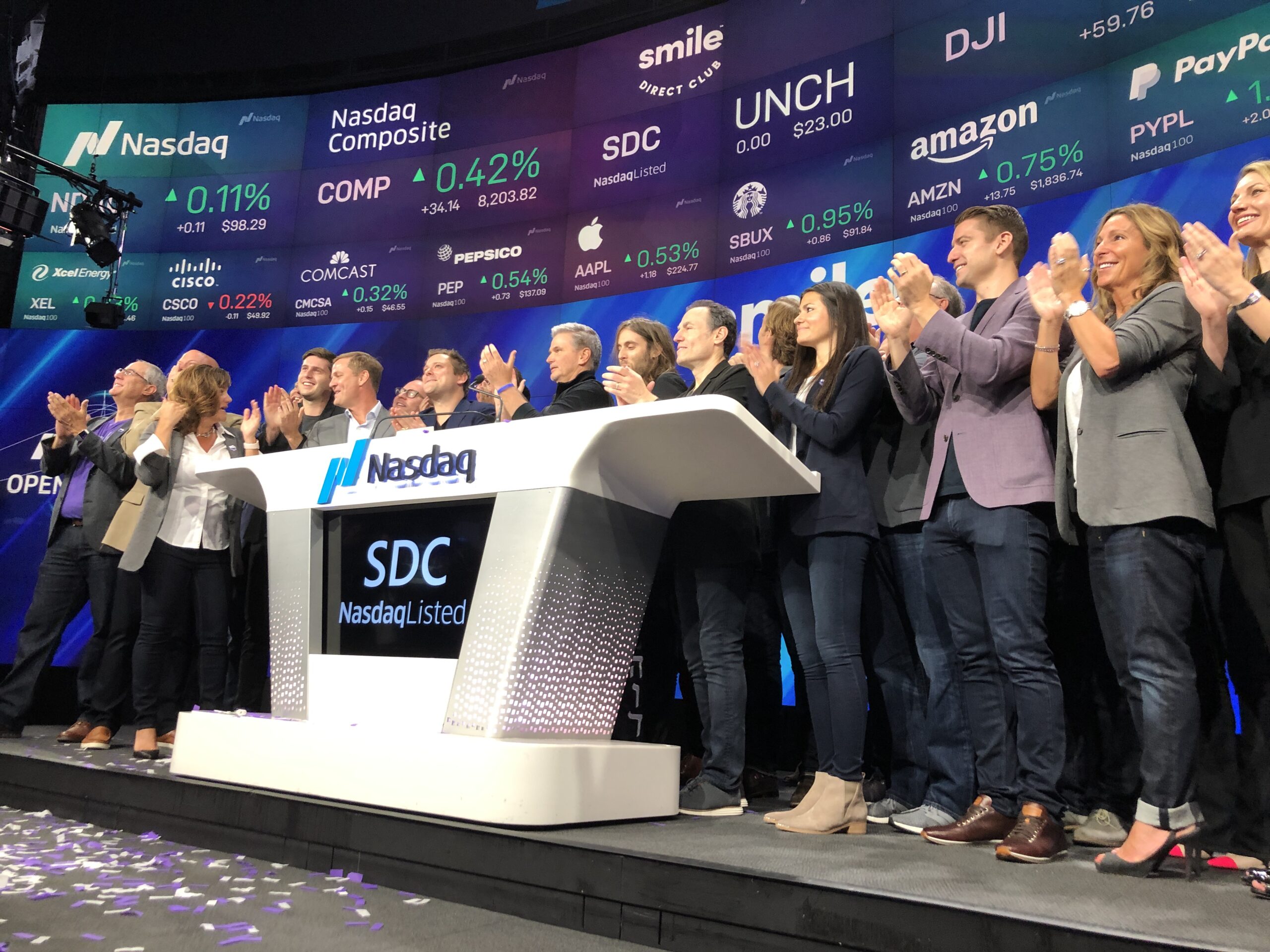 พิธีตีระฆังเปิดตลาด Nasdaq ในวันที่บริษัทเข้าตลาดหุ้นครั้งแรก (IPO) เหมือนที่ตัวละครในหนัง Equity ผลักดัน