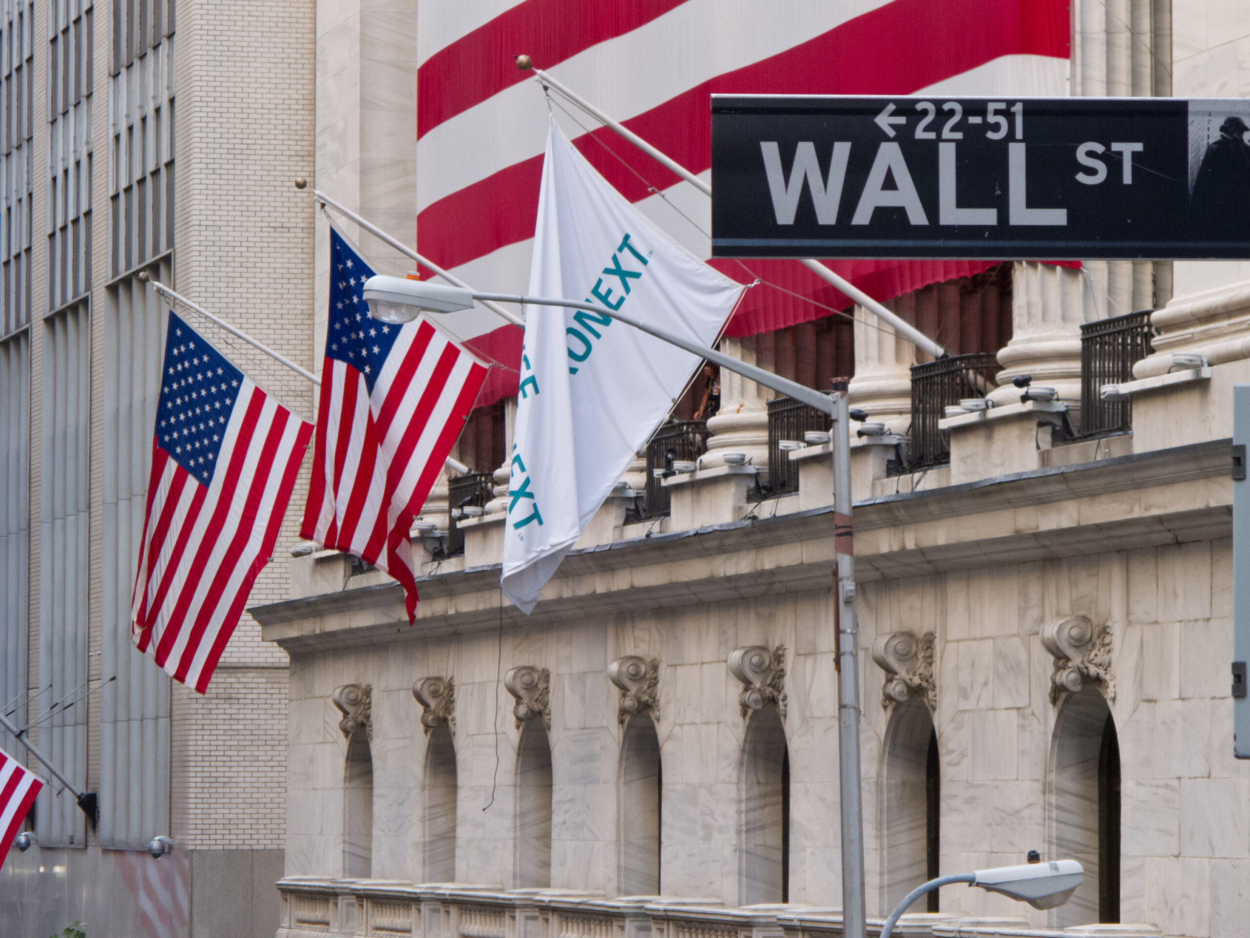 อาคาร New York Stock Exchange บนถนน Wall Street ฉากหลังของหนัง Wall Street (1987) และวลี Greed is good