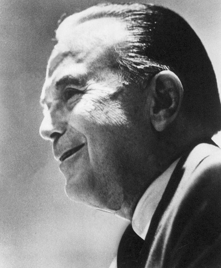 Ray Kroc นักธุรกิจที่เปลี่ยน McDonald's จากร้านเบอร์เกอร์เล็กๆ เป็นอาณาจักรระดับโลก ตัวเอกของหนัง The Founder